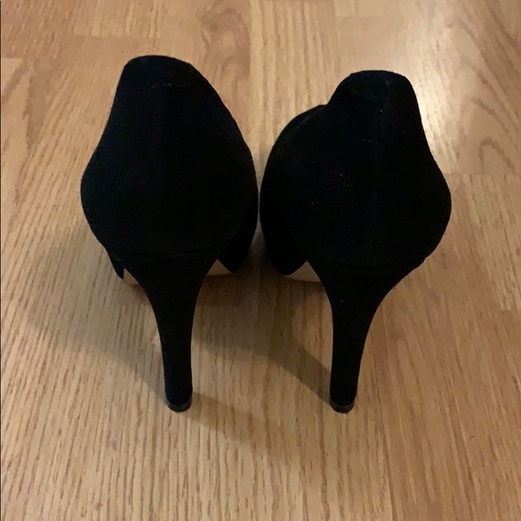 Black suede Steve Madden heels. Size 6 - Picture 4 of 6